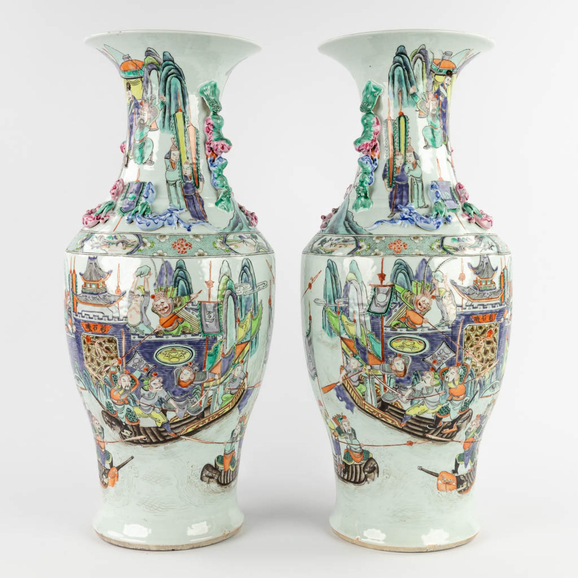 A pair of Chinese Famille Rose vases decorated with warriors in ships. 19th/20th C. (H:62 x D:26 cm) - Image 5 of 17