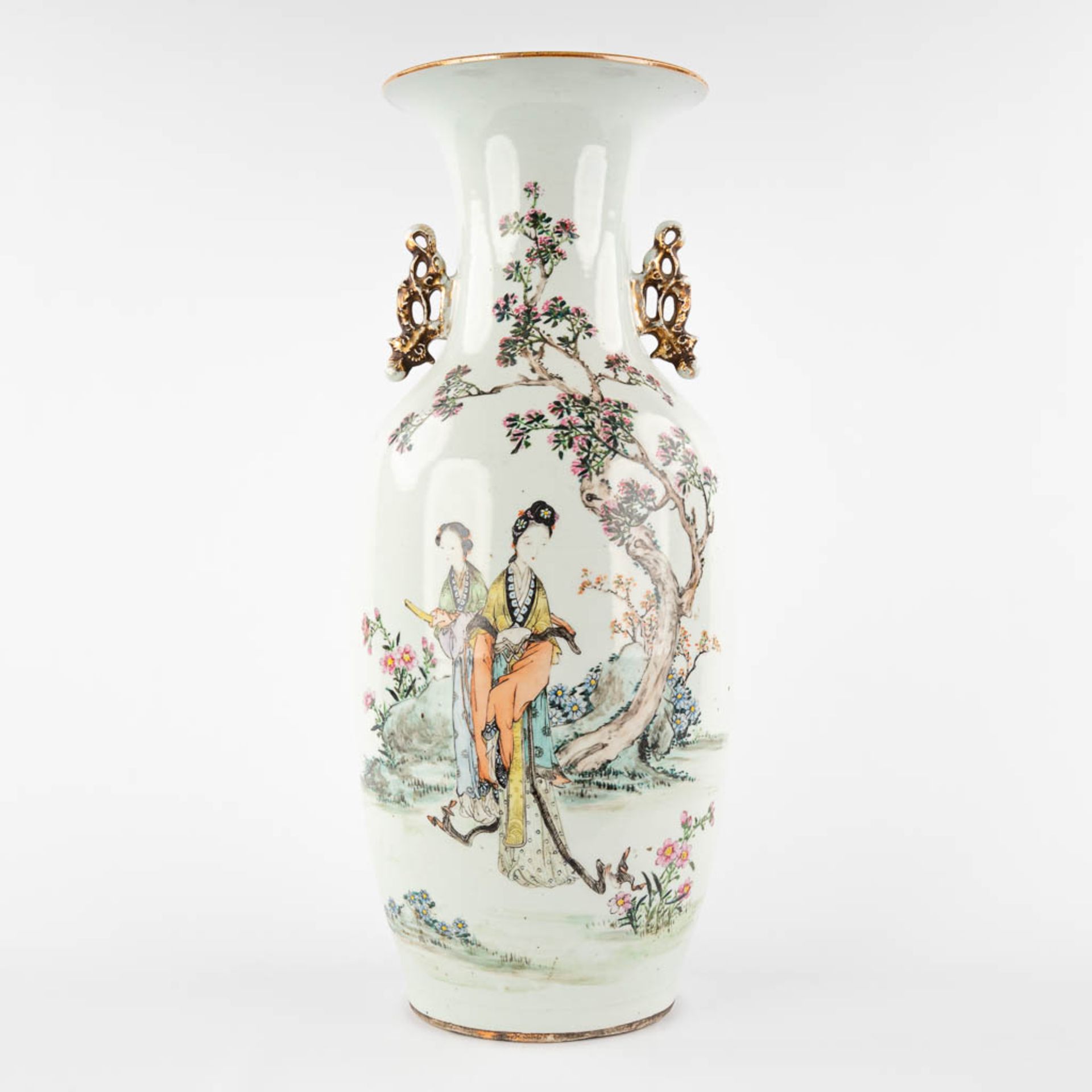 A Chinese vase decorated with ladies and calligraphic texts. 19th/20th C. (H:58 x D:22 cm)