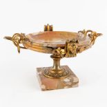 A marble tazza mounted with finely chisled bronze. Circa 1900. (D:28 x W:35 x H:19 cm)