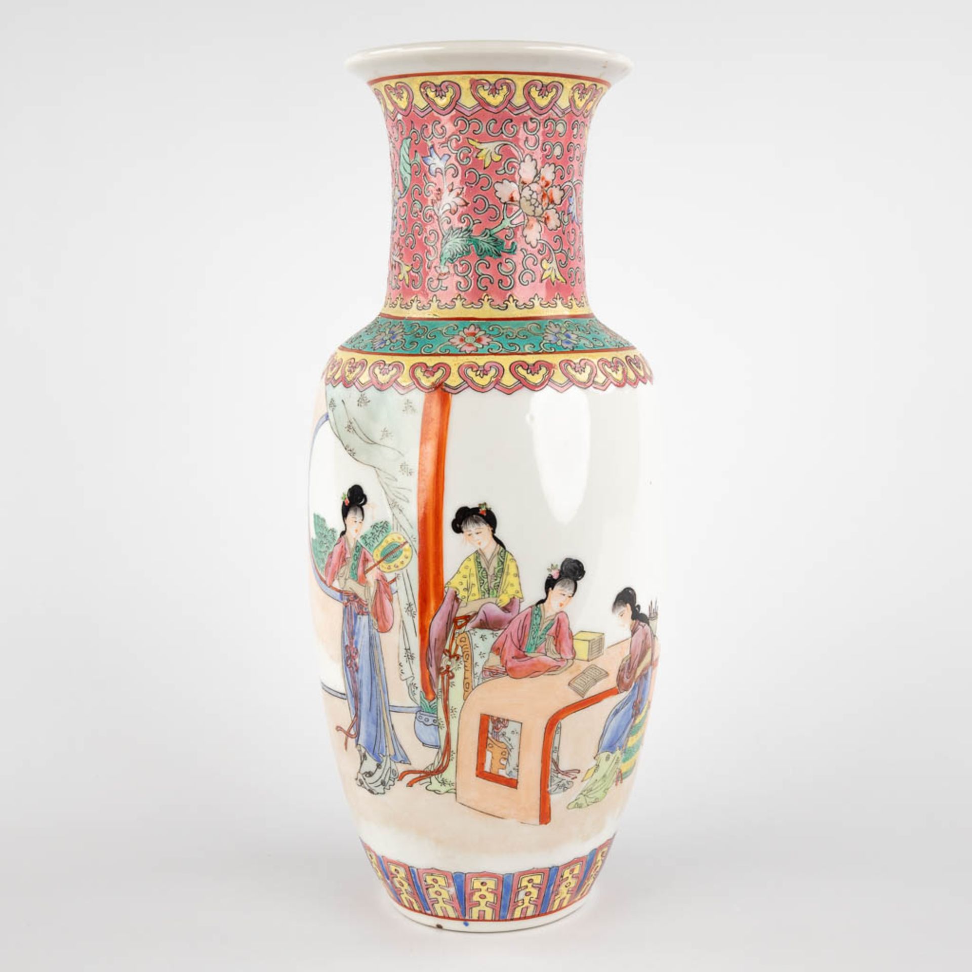 A Chinese vase with decor of Ladies at a desk, 20th C. (H:36 x D:14,5 cm)