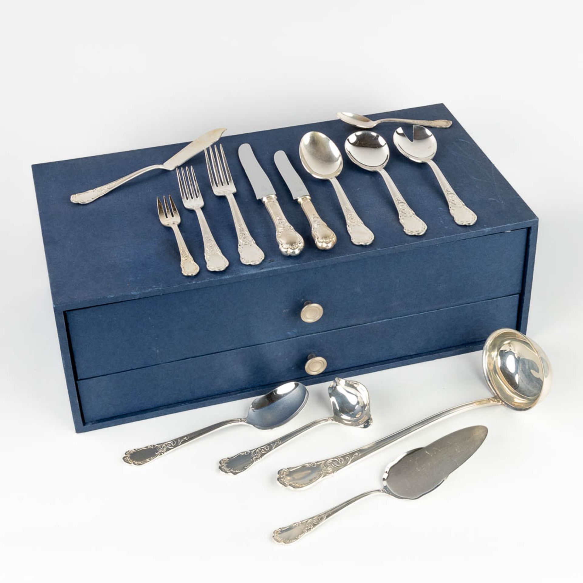 A silver-plated cutlery in a storage box, Louis XV style. 101 pieces. (D:29 x W:52 x H:17 cm)