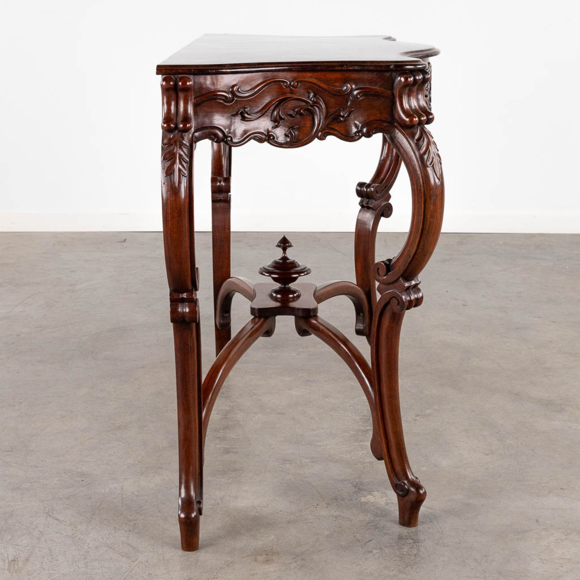 A console table, solid hardwood in Louis XV style. Circa 1900. (D:47 x W:108 x H:80 cm) - Image 6 of 12
