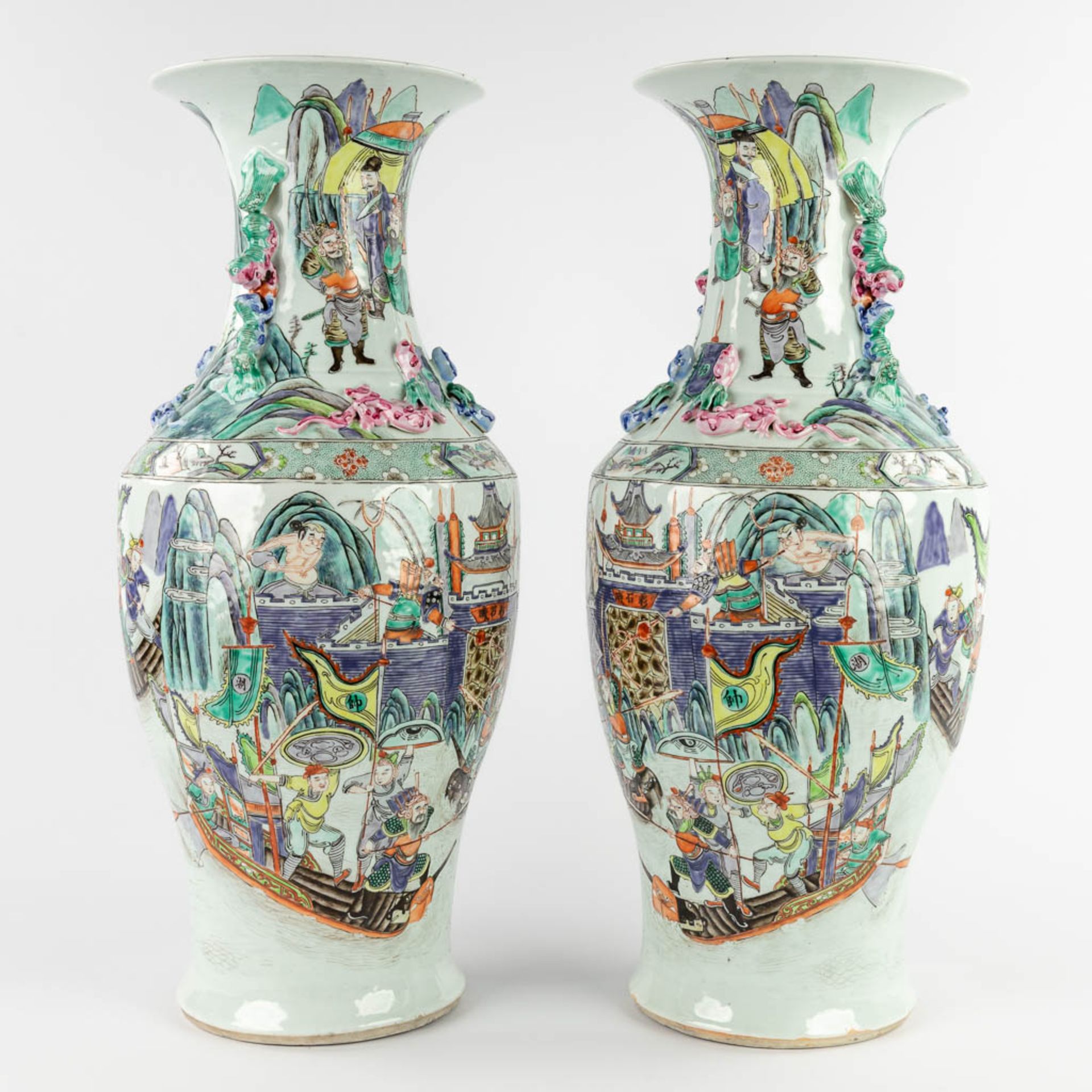 A pair of Chinese Famille Rose vases decorated with warriors in ships. 19th/20th C. (H:62 x D:26 cm) - Image 7 of 17