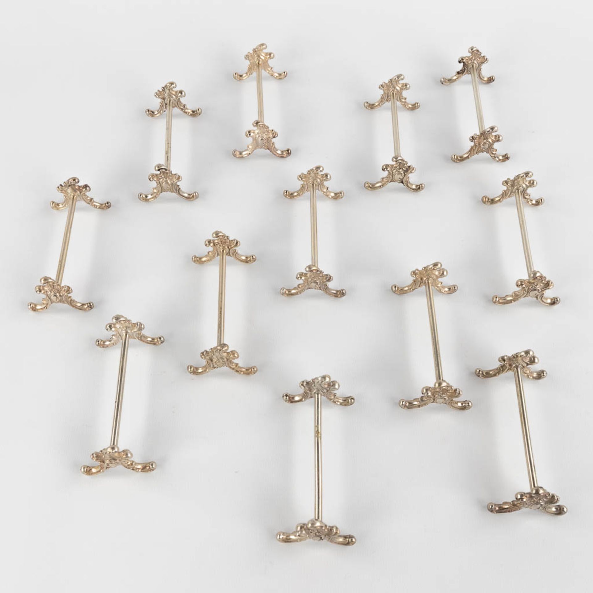 12 silver knife rests, Louis XV style, Germany. 324g. (D:9 x H:3,5 cm) - Image 3 of 9