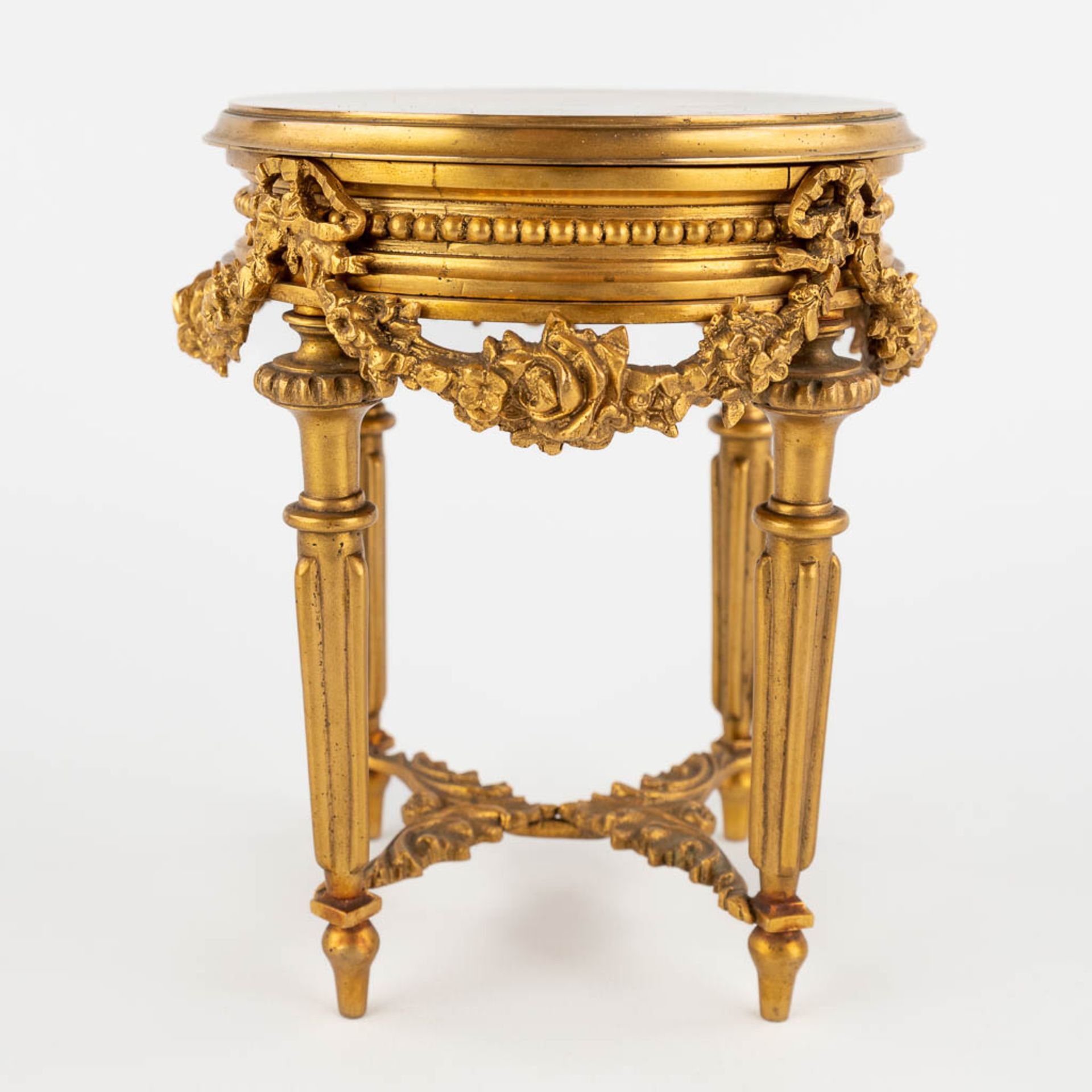 A miniature side table, gilt bronze, decorated with finely chiselled garlands, Louis XVI style. 19th - Bild 4 aus 13