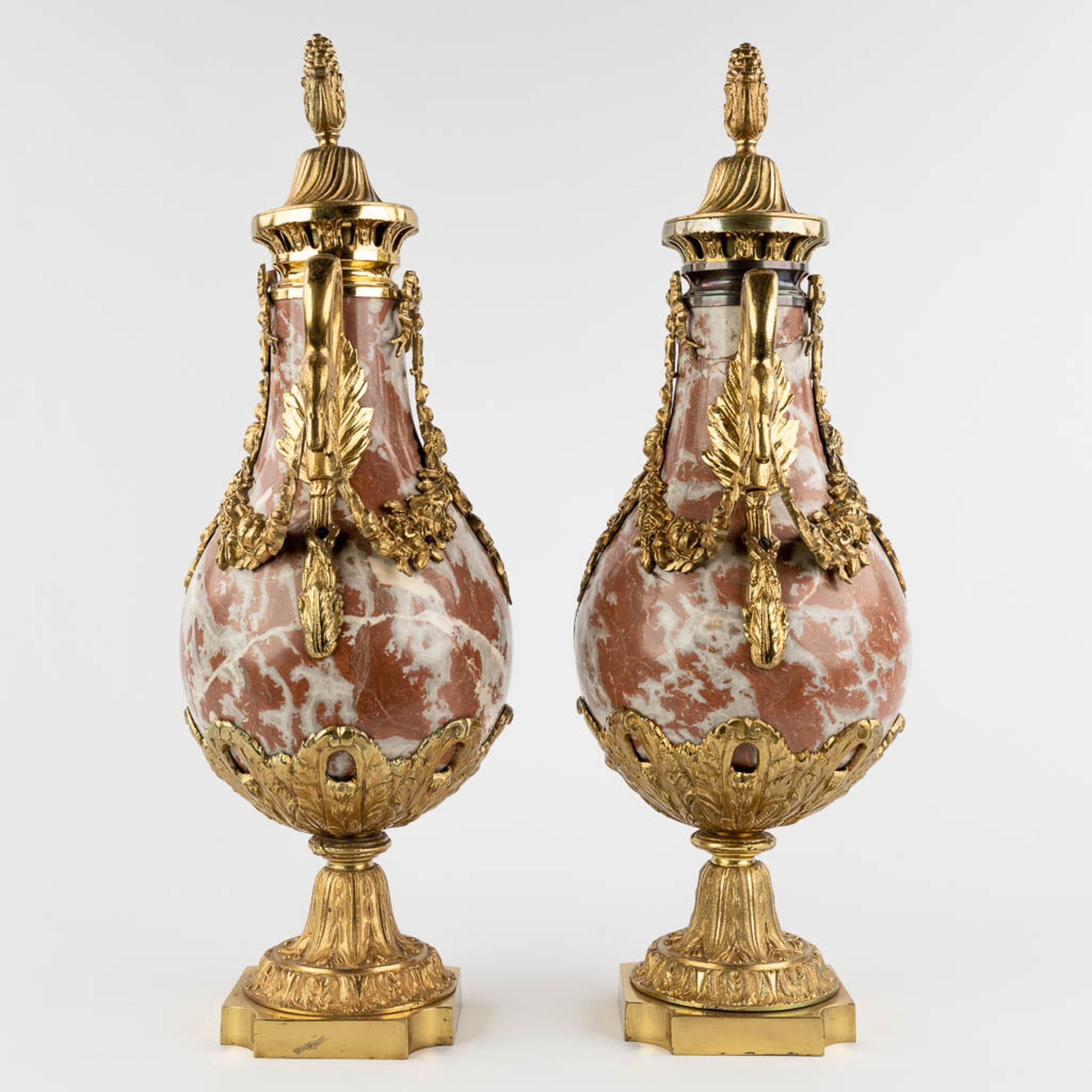 A pair of cassolettes, red and grey marble mounted with bronze in Empire style. (D:18 x W:23 x H:54  - Bild 6 aus 13