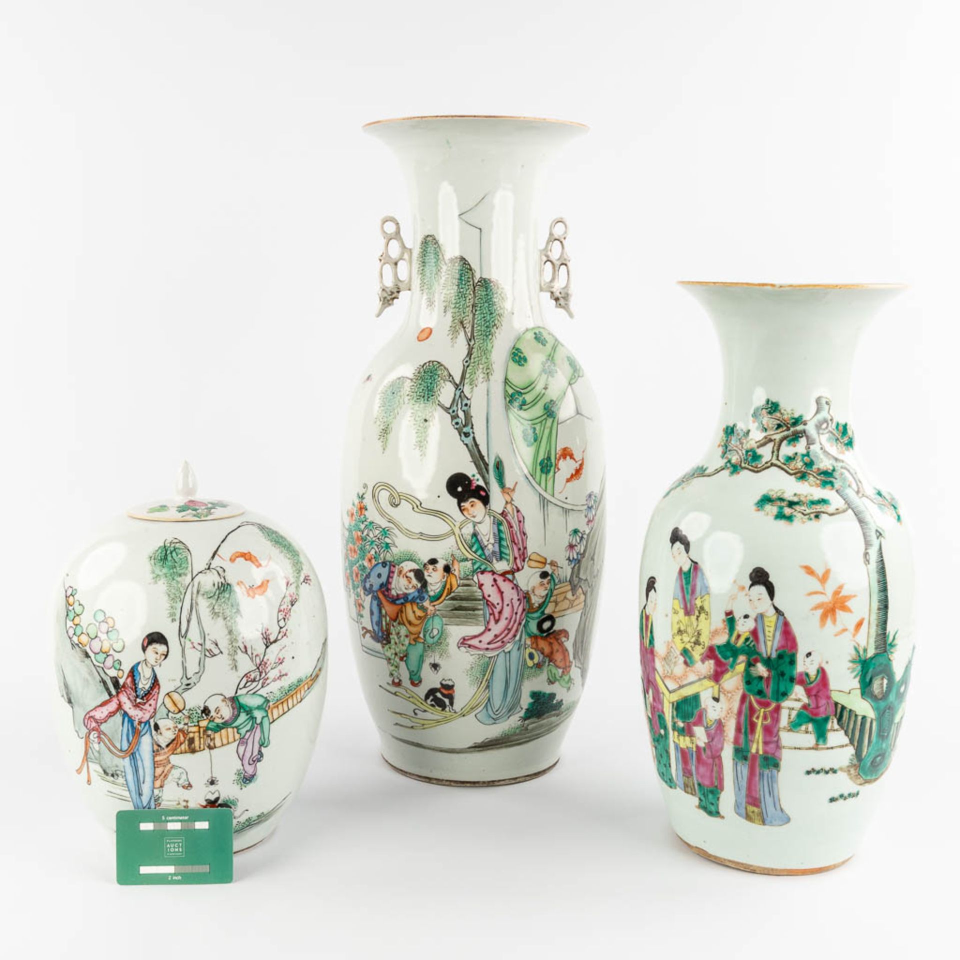 Two Chinese vases and a Ginger Jar, decorated with ladies. 19th/20th C. (H:57 x D:23 cm) - Image 2 of 31
