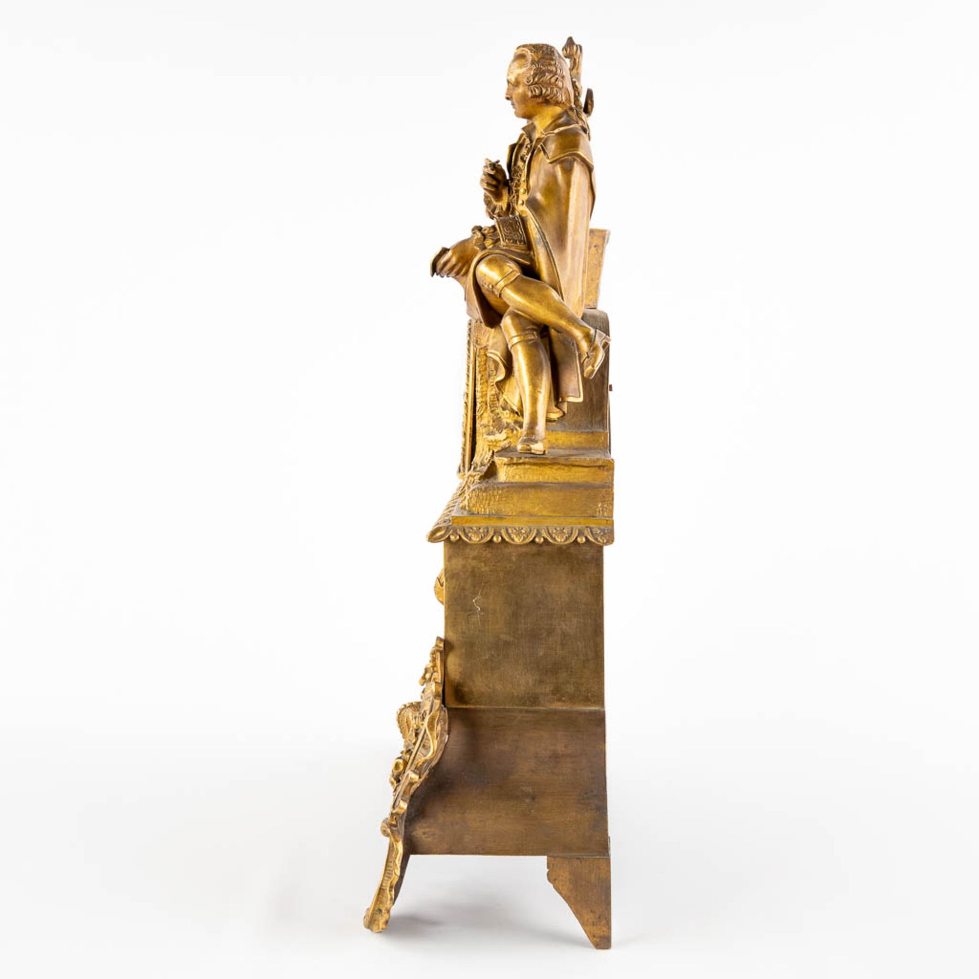 A mantle clock, gilt bronze with an image of a man taking notes. France, 19th C. (D:15 x W:45 x H:38 - Bild 7 aus 12