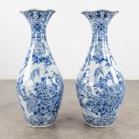 A decorative and large pair of Japanese vases, blue-white. (H:83 x D:34 cm)