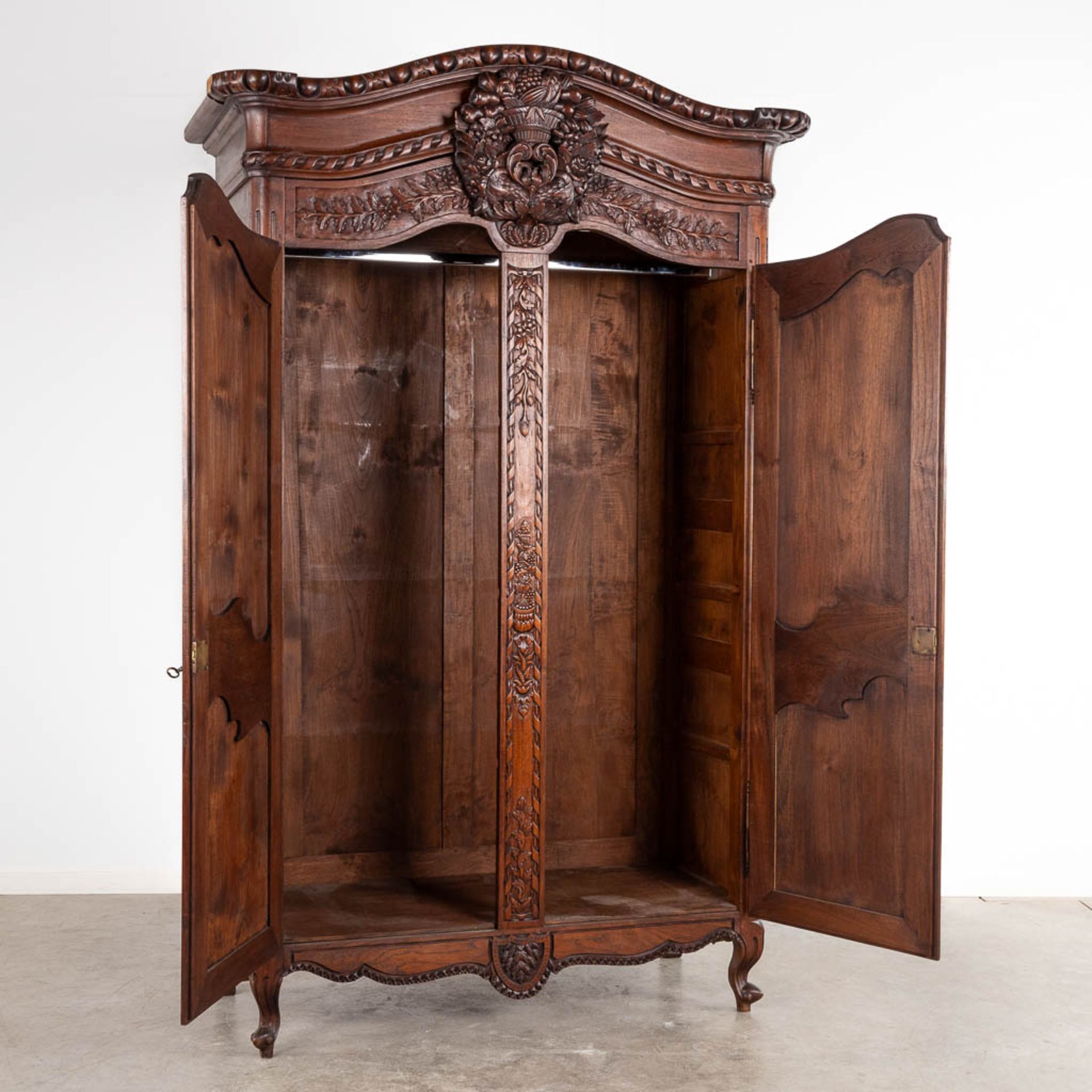 A wardrobe/cabinet, sculptured hardwood. 20th C. (D:64 x W:140 x H:235 cm) - Image 3 of 20