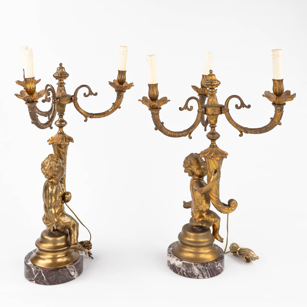 A pair of table lamps or candelabra, gilt bronze on a marble base, decorated with Putti. 20th C. (H: - Bild 3 aus 10