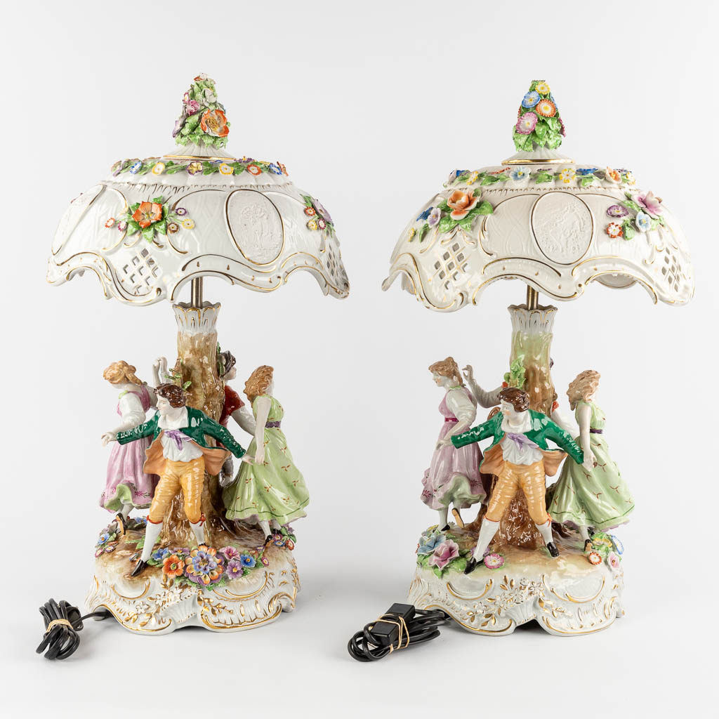 Two identical table lamps, polychrome porcelain with dancing figurines. Germany. 20th C. (D:32 x H:5 - Bild 5 aus 25