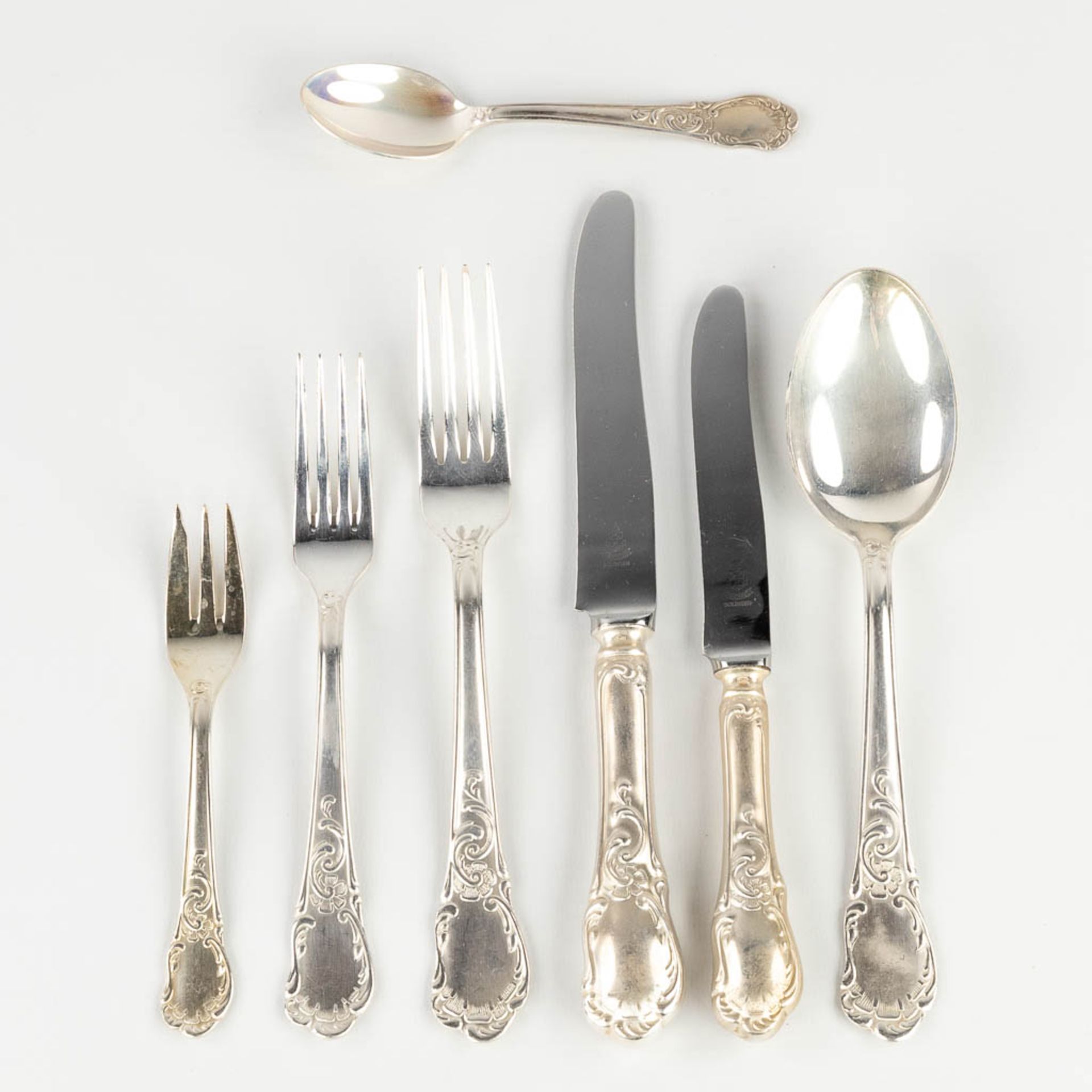 A silver-plated cutlery in a storage box, Louis XV style. 101 pieces. (D:29 x W:52 x H:17 cm) - Bild 3 aus 21