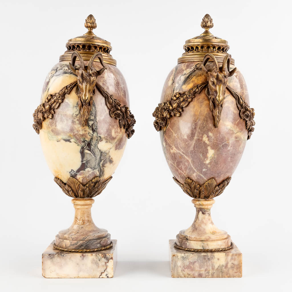 A pair of cassolettes, marble mounted with bronze, decorated with garlands and ram's heads. Circa 19 - Bild 6 aus 14