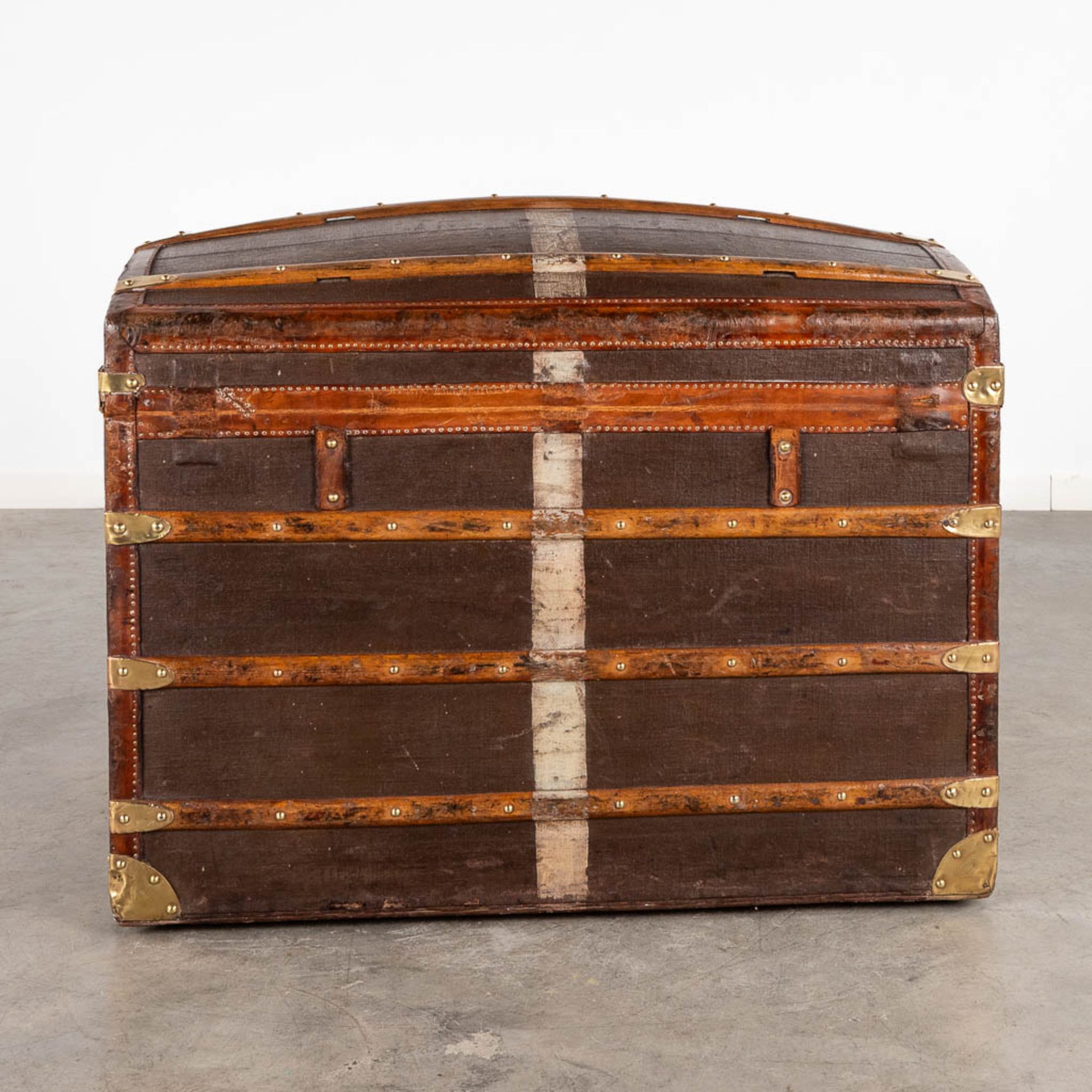 Moynat, an antique travellers trunk or suitcase. (D:58 x W:92 x H:72 cm) - Image 6 of 20