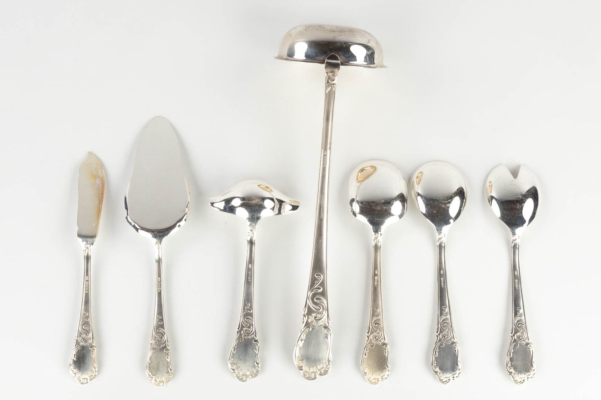 A silver-plated cutlery in a storage box, Louis XV style. 101 pieces. (D:29 x W:52 x H:17 cm) - Bild 14 aus 21