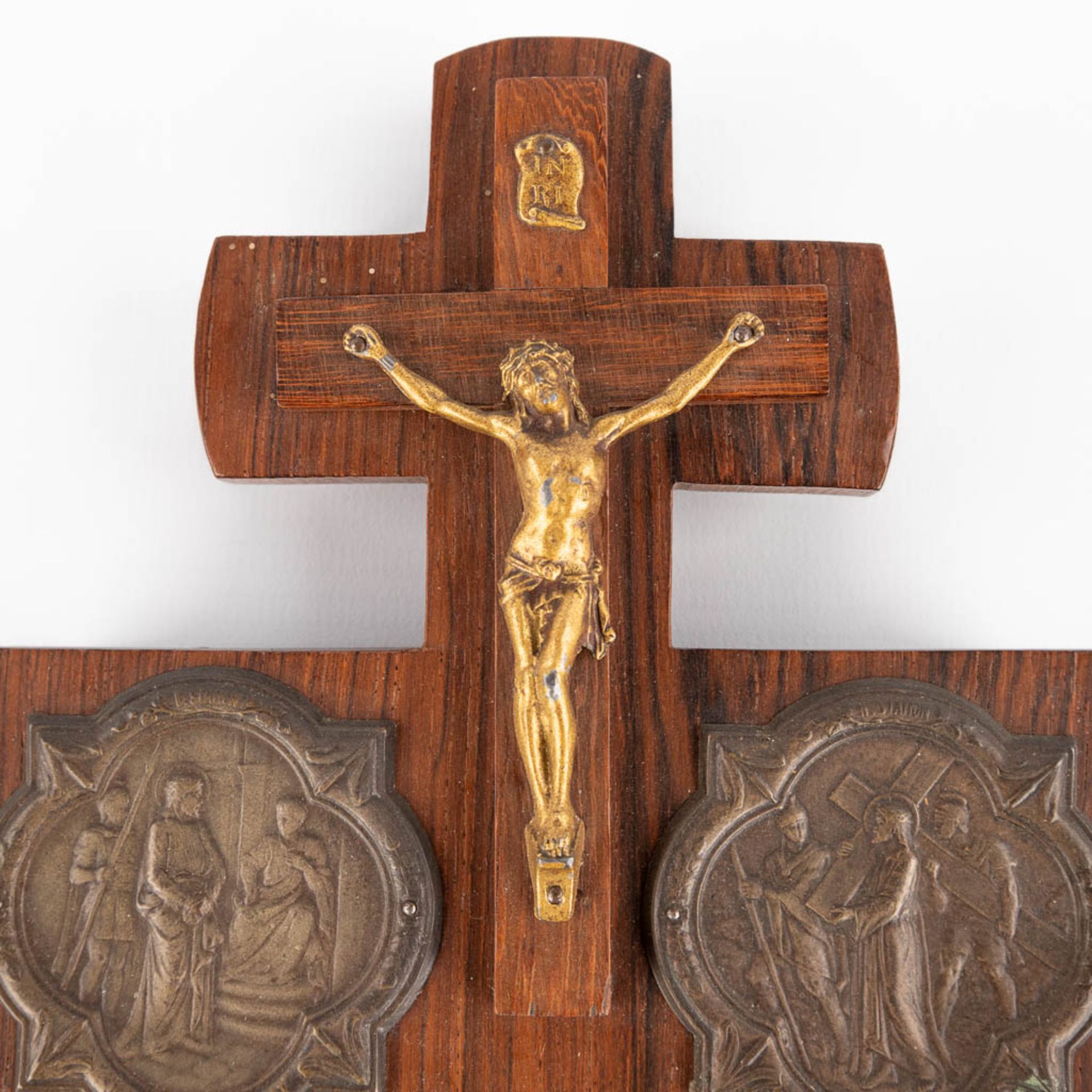 A wall plaque with 14 'Stations of the cross', medals and a crucifix. (W:22 x H:30 cm) - Bild 3 aus 8