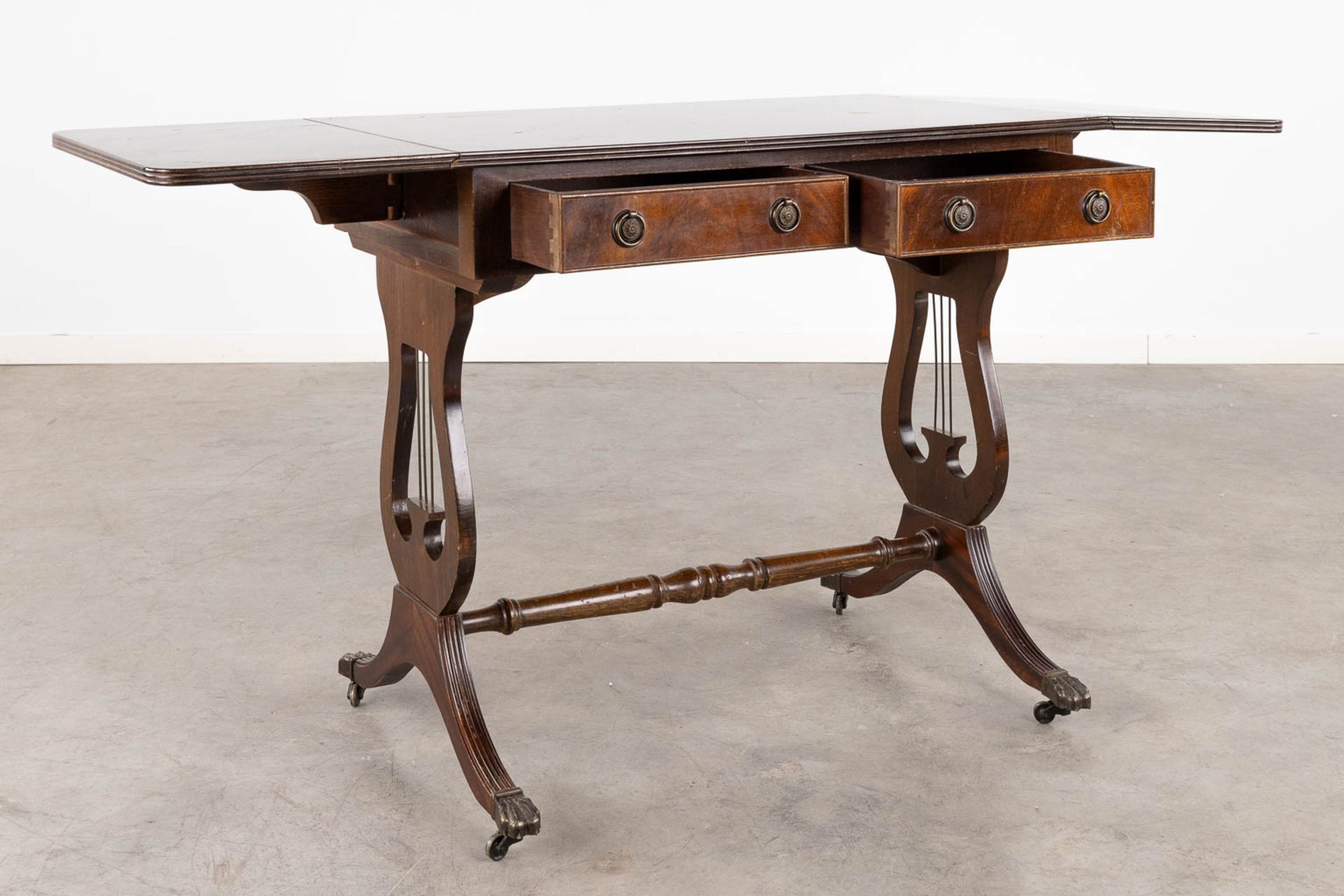 An English drop-leaf desk, decorated with a lire. 20th C. (D:51 x W:150 x H:75 cm) - Image 4 of 15
