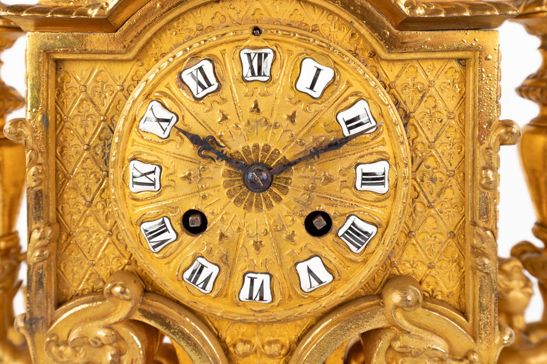 A three-piece mantle garniture clock and candelabra, gilt spelter, decorated with putti. Circa 1900. - Bild 15 aus 19