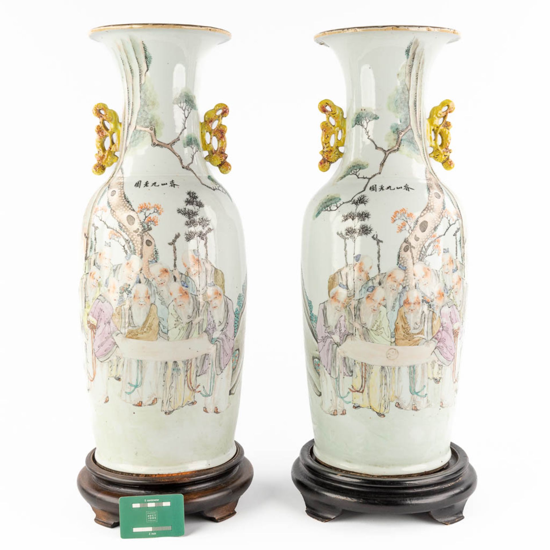 A pair of Chinese vases Qianjian cai, decor of wise men holding a cloth, signed Tu Ziqing. 19th/20th - Image 2 of 19