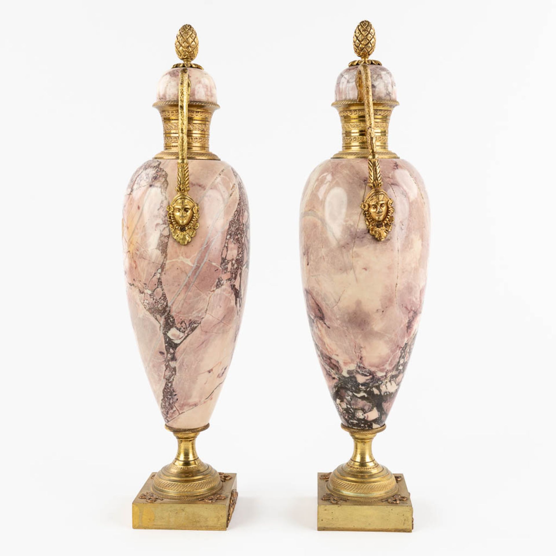 A pair of marble cassolettes mounted with bronze, Empire style. 19th C. (D:11 x W:13 x H:43 cm) - Bild 4 aus 12