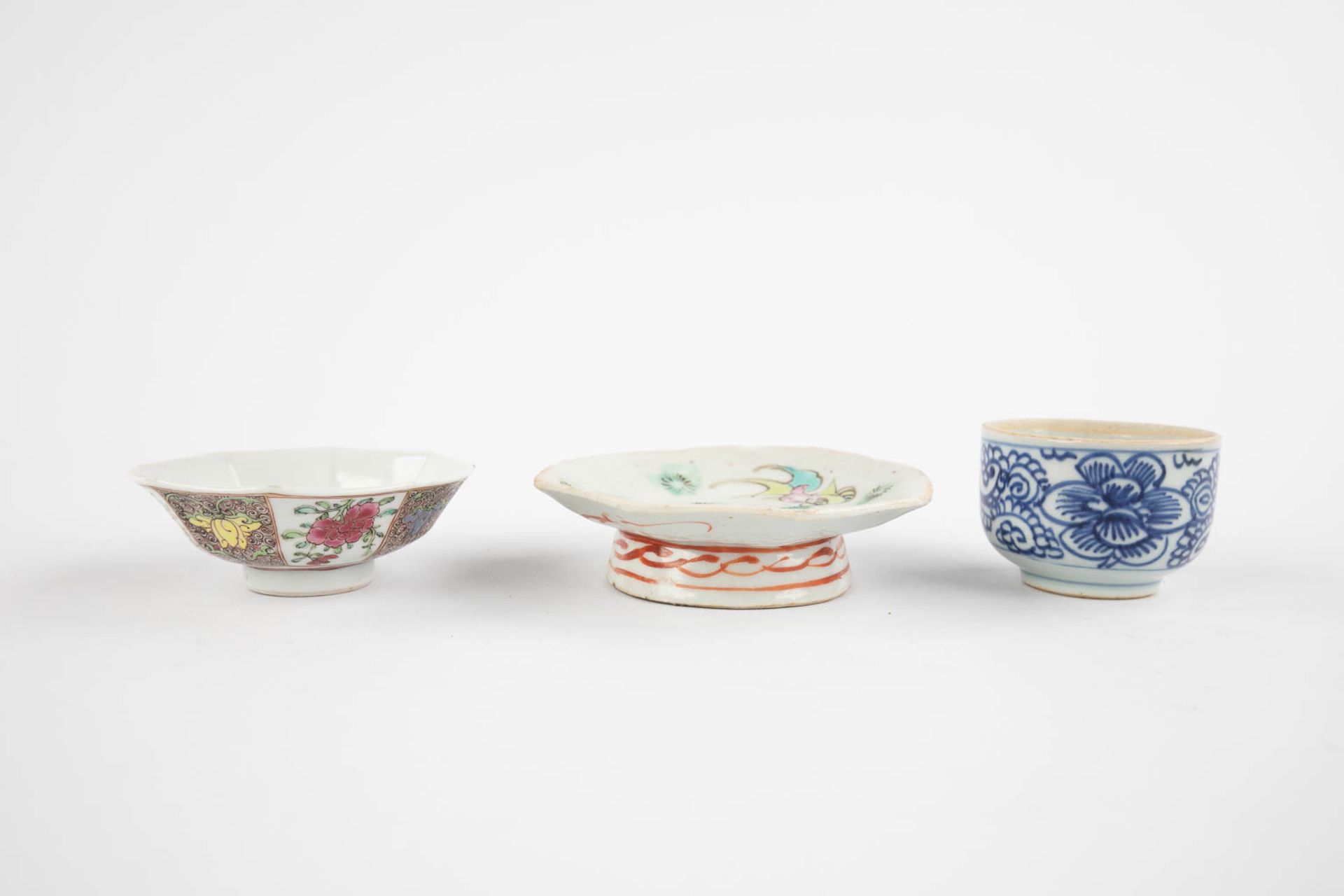 A collection of Chinese and Japanese porcelain, Imari, Blue-white, Famille Rose. 19th/20th C. (D:21 - Image 17 of 19