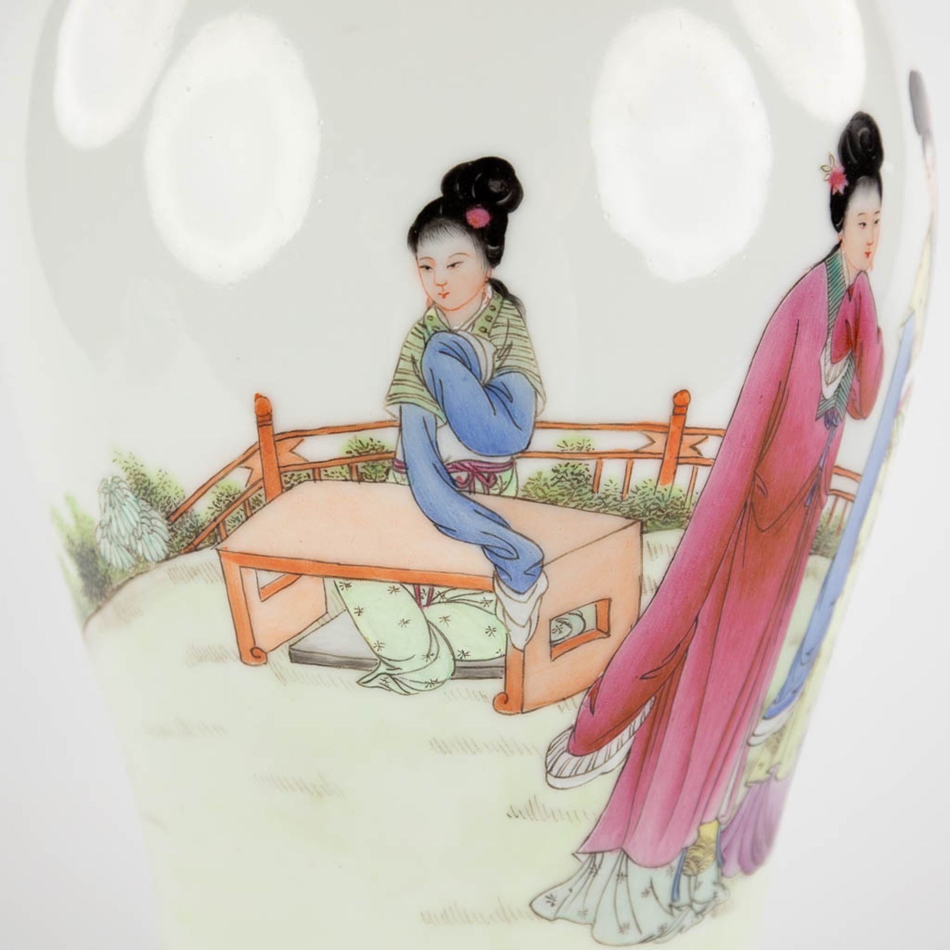 A Chinese vase decorated with a fine decor of ladies. 20th C. (H:34 x D:17 cm) - Image 12 of 14