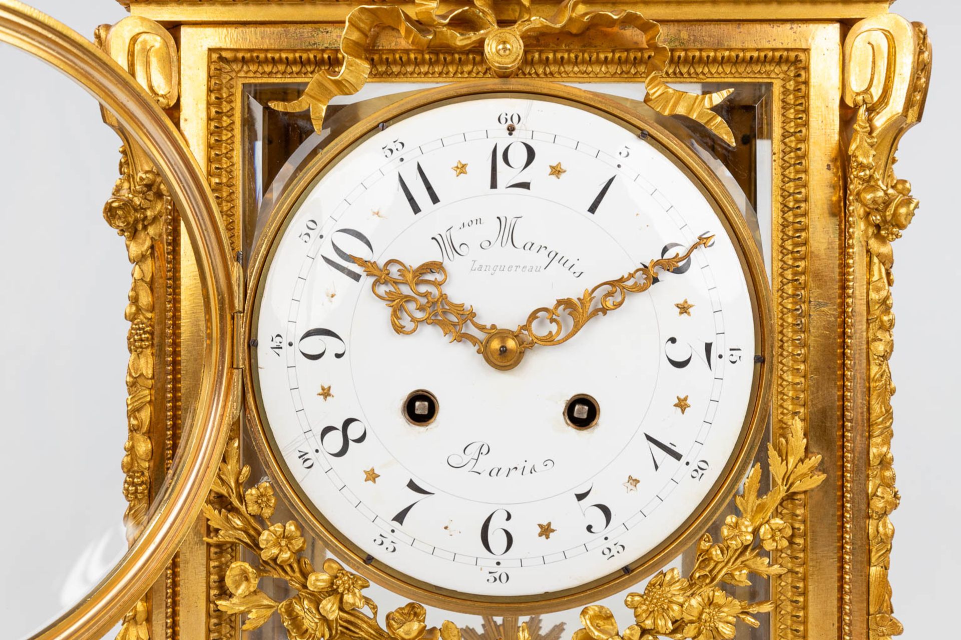 An imposing three-piece mantle garniture clock and candelabra, gilt bronze in Louis XVI style. Maiso - Bild 4 aus 38