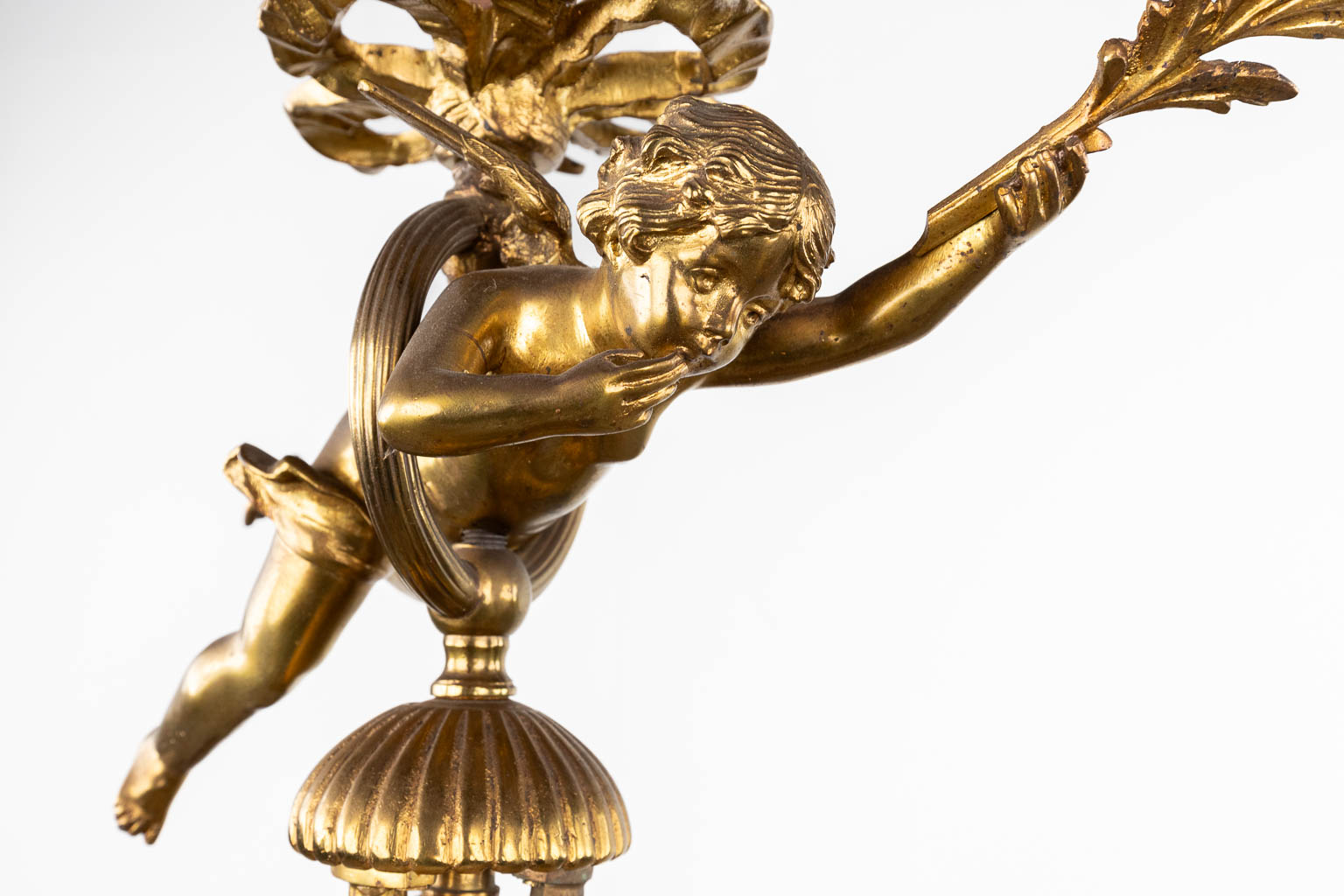 A chandelier with a putto, gilt brass decorated with branches and flowers. 20th C. (H:65 x D:56 cm) - Bild 6 aus 12