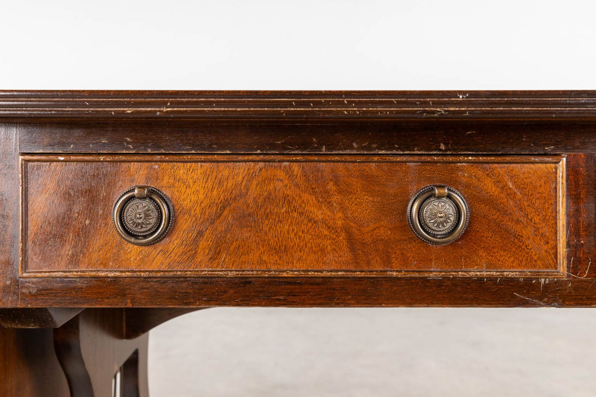 An English drop-leaf desk, decorated with a lire. 20th C. (D:51 x W:150 x H:75 cm) - Image 11 of 15