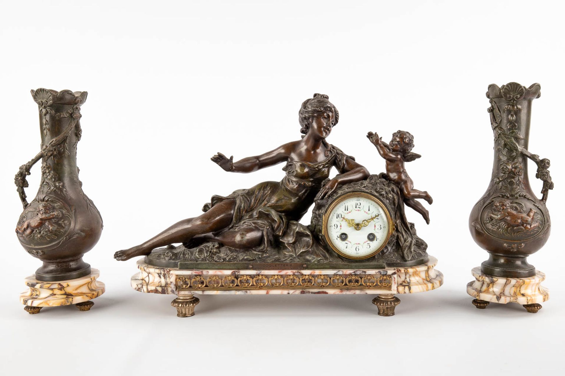 A three-piece garniture clock and side pieces, decorated of a lady with an angel, spelter on marble. - Bild 3 aus 15