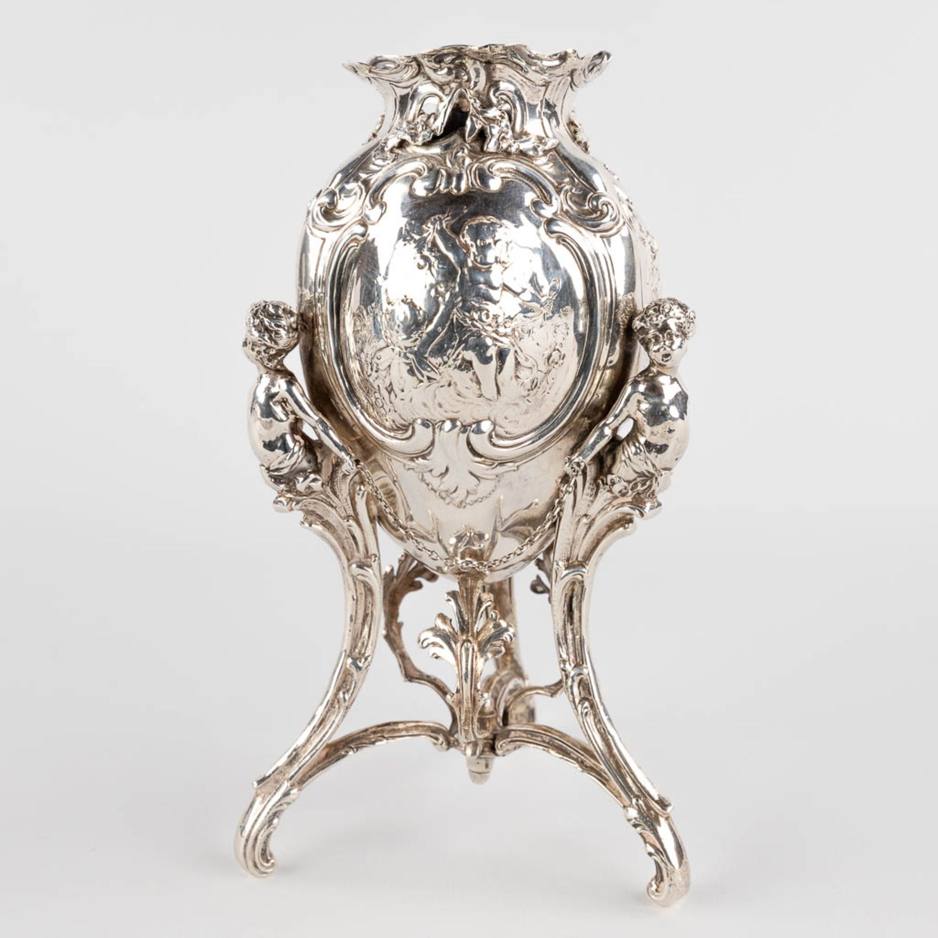 A fine vase, silver in Louis XV style, mounted with 3 putto. 427g. 1906. (D:11 x W:11 x H:20 cm) - Image 4 of 12