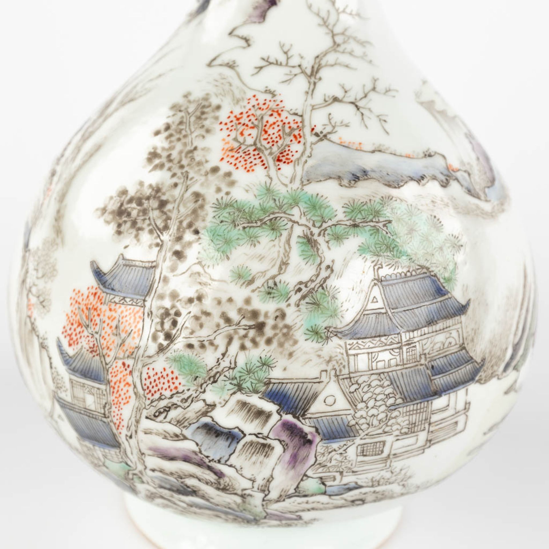 A Chinese vase decorated with landscapes and flowers, Republic, Circa 1900. (H:29 x D:16 cm) - Image 10 of 10