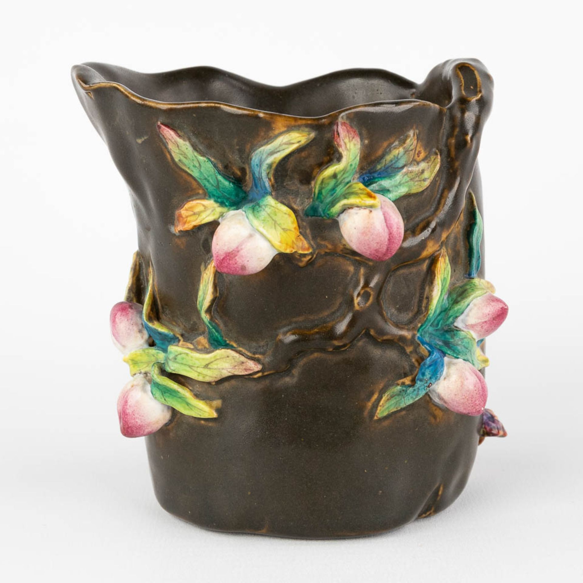 A Chinese brush pot or pitcher with 6 peaches, and bats. Qianlong mark, 19th C. (D:8,5 x W:11 x H:11