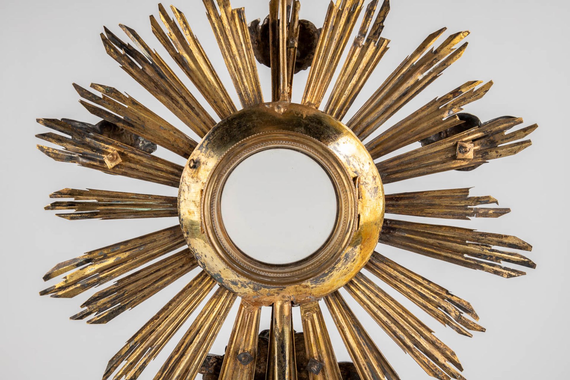 A sunburst monstrance, silver-plated metal and brass. Circa 1900. (D:15 x W:29 x H:57 cm) - Image 14 of 14