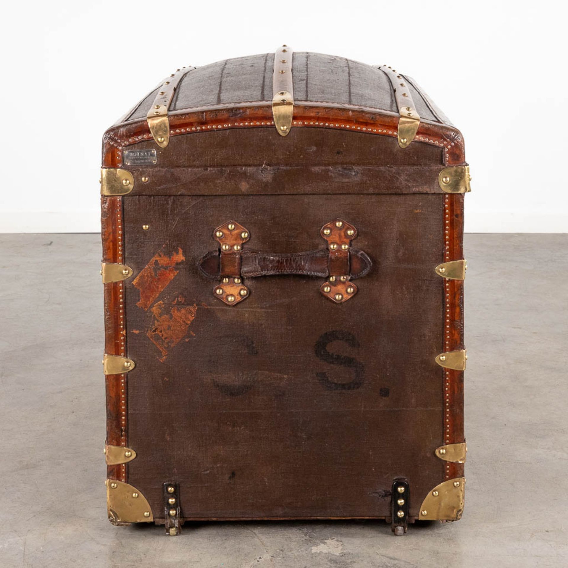 Moynat, an antique travellers trunk or suitcase. (D:58 x W:92 x H:72 cm) - Image 5 of 20