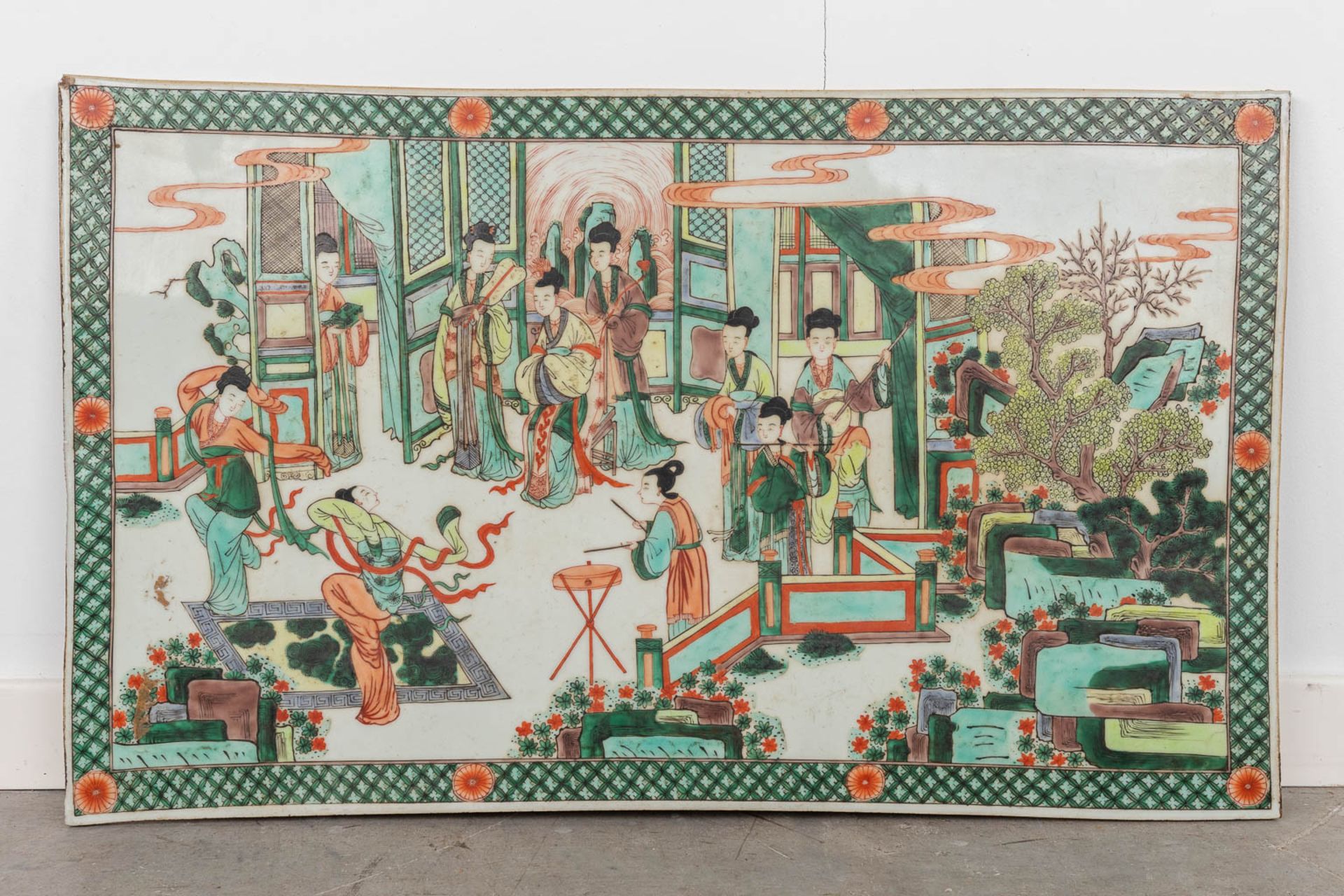 A large Chinese porcelain plaque, Famille Verte decorated with figurines. 19th/20th C. (W:70 x H:42 - Image 3 of 7