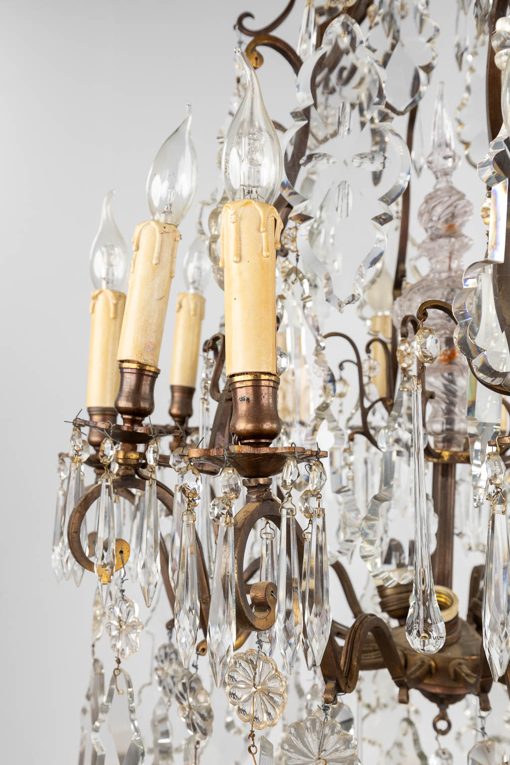 A big antique chandelier, brass and glass. France. Circa 1900. (H:122 x D:66 cm) - Bild 10 aus 15