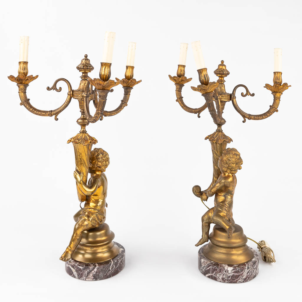 A pair of table lamps or candelabra, gilt bronze on a marble base, decorated with Putti. 20th C. (H: - Bild 5 aus 10