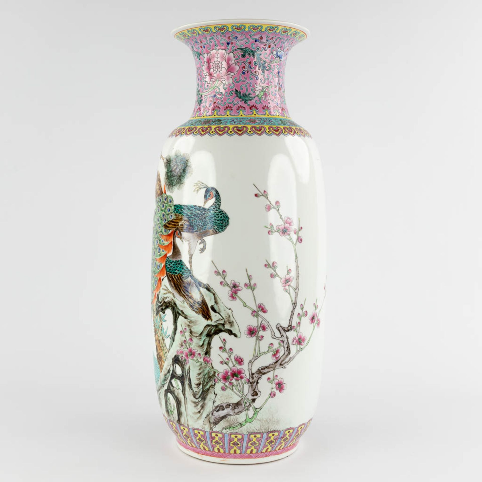 A Chinese vase decorated with peacocks, 20th C. (H:60 x D:24 cm) - Image 3 of 13