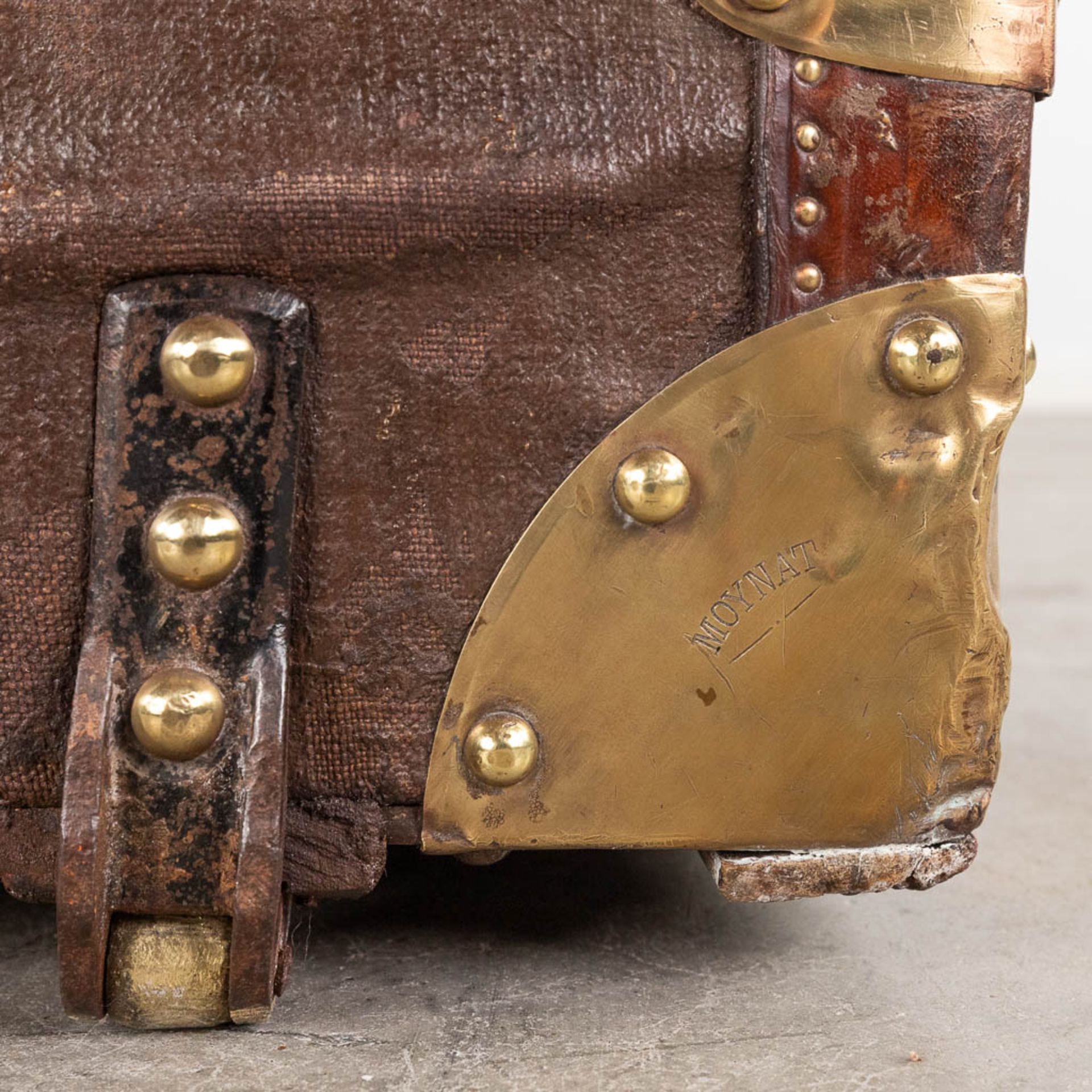 Moynat, an antique travellers trunk or suitcase. (D:58 x W:92 x H:72 cm) - Image 10 of 20