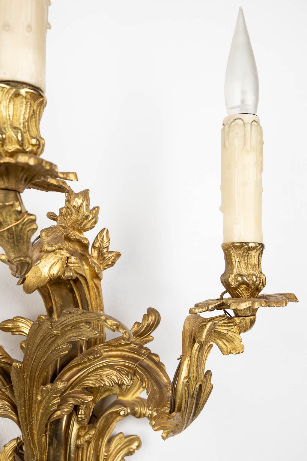 A pair of wall lamps, gilt bronze in Louis XV style. 20th C. (W:35 x H:60 cm) - Bild 7 aus 10