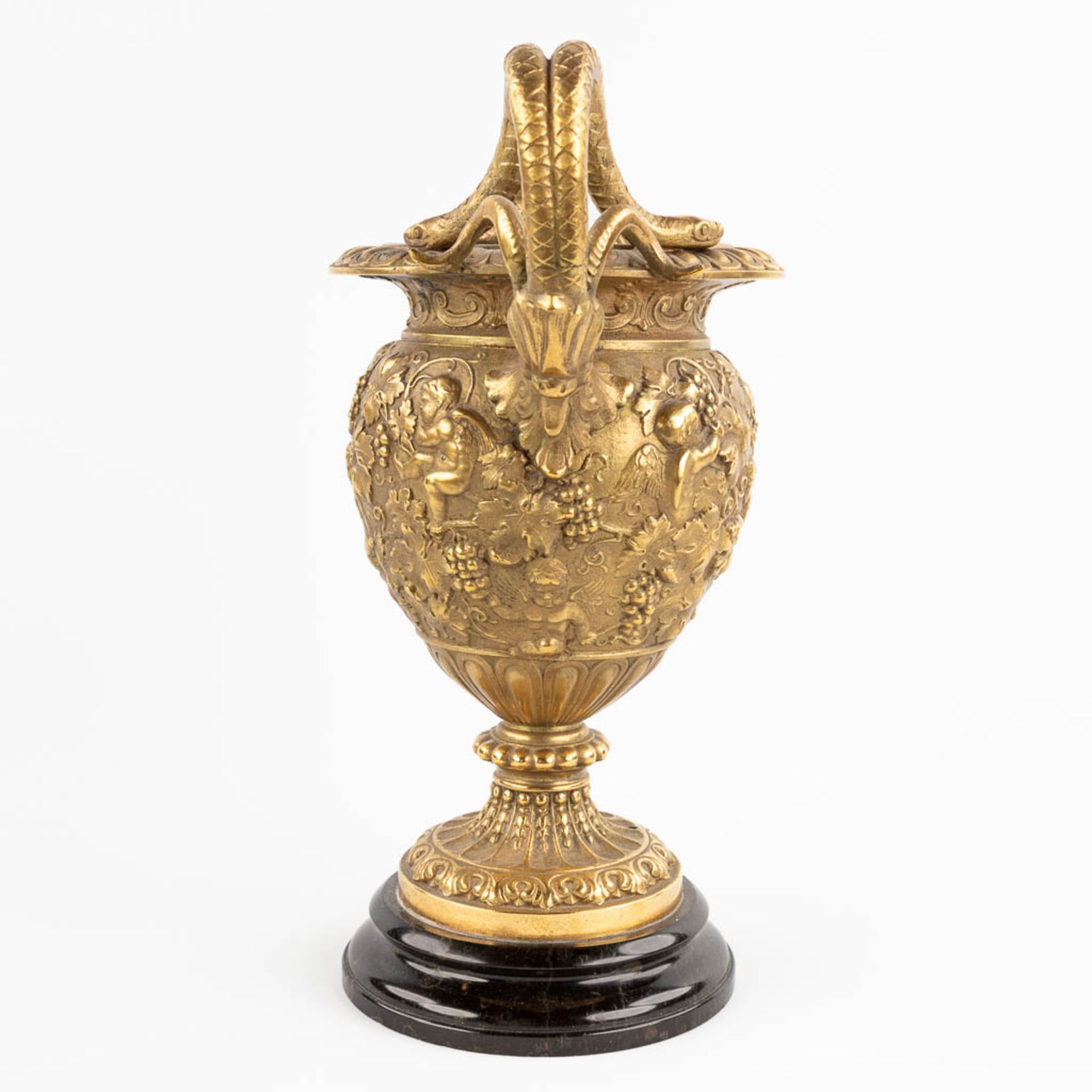 An urn with large handles, decorated with putti and grape vines, bronze mounted on marble. (W:25 x H - Bild 6 aus 17