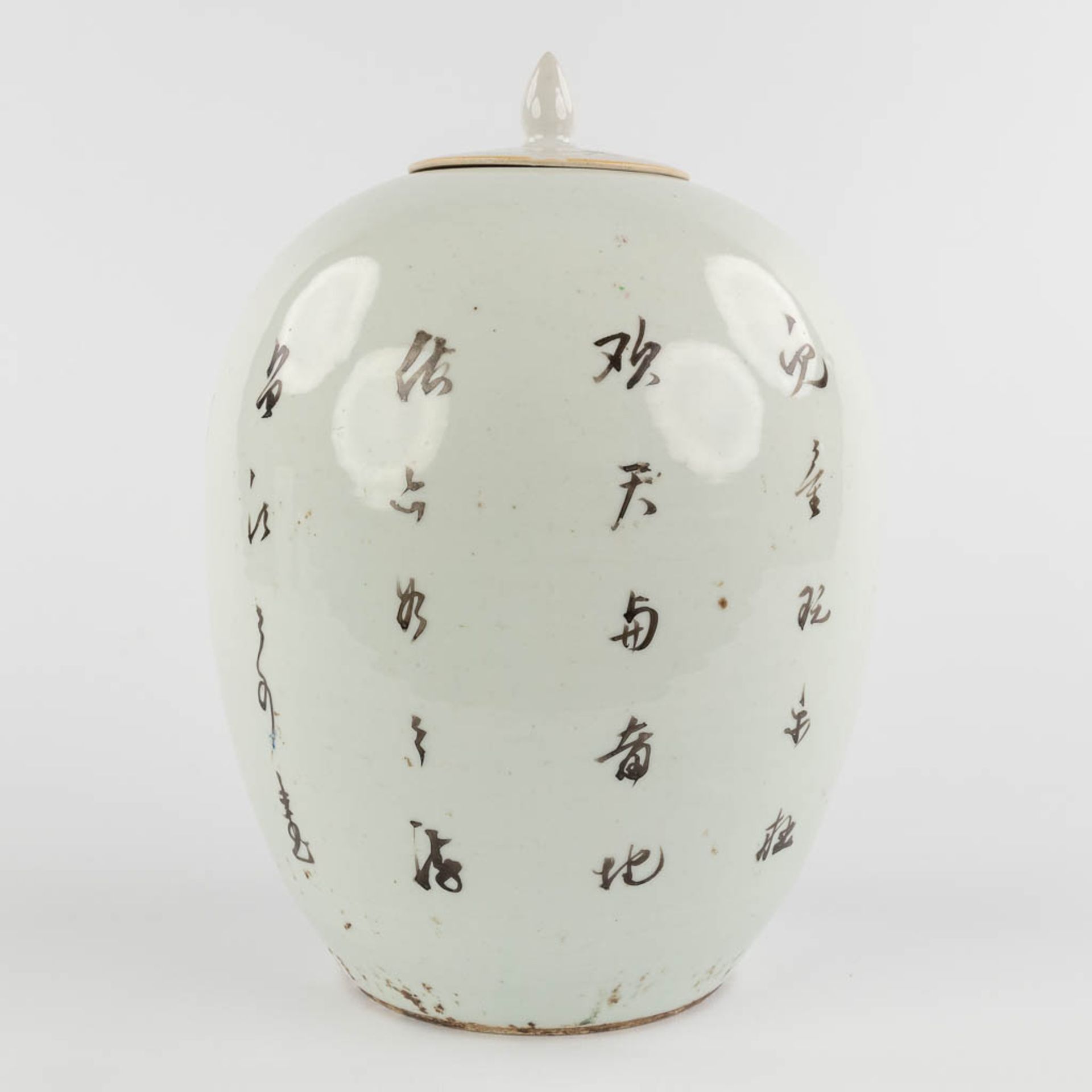 Two Chinese vases and a Ginger Jar, decorated with ladies. 19th/20th C. (H:57 x D:23 cm) - Image 24 of 31