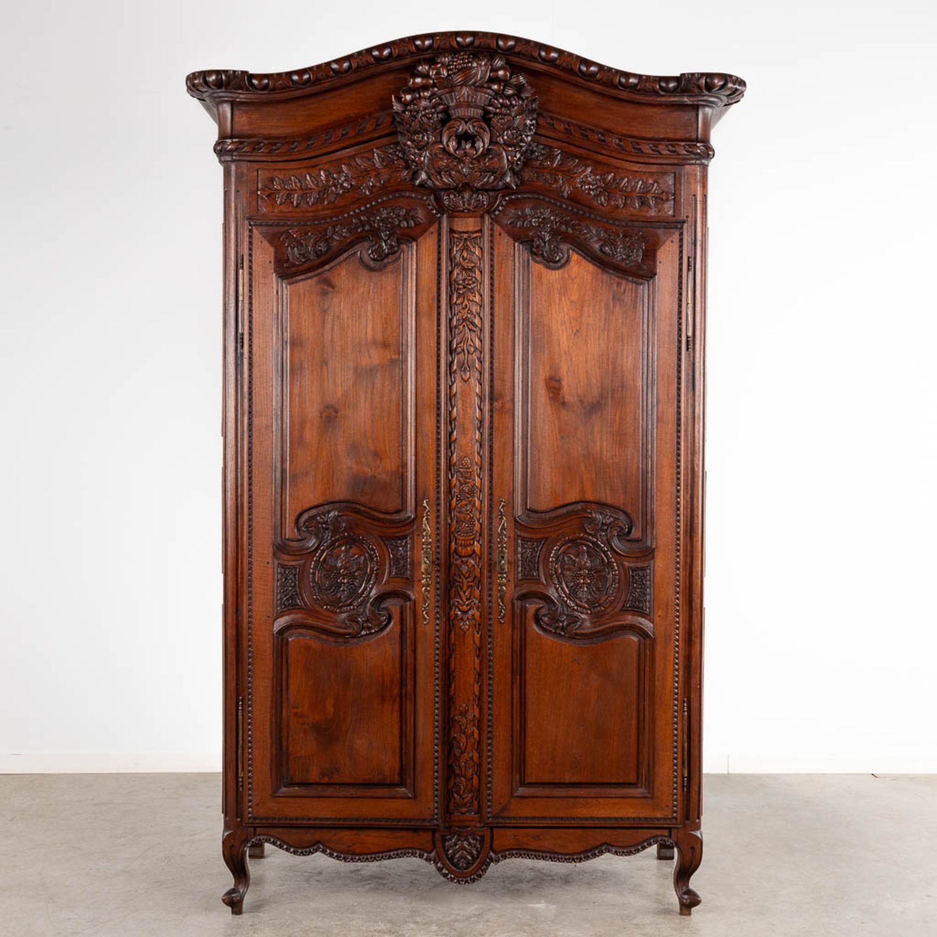 A wardrobe/cabinet, sculptured hardwood. 20th C. (D:64 x W:140 x H:235 cm) - Image 4 of 20