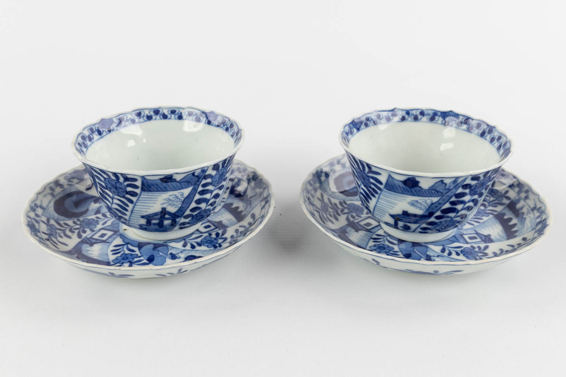 A collection of Chinese and Japanese porcelain, Imari, Blue-white, Famille Rose. 19th/20th C. (D:21 - Image 5 of 19