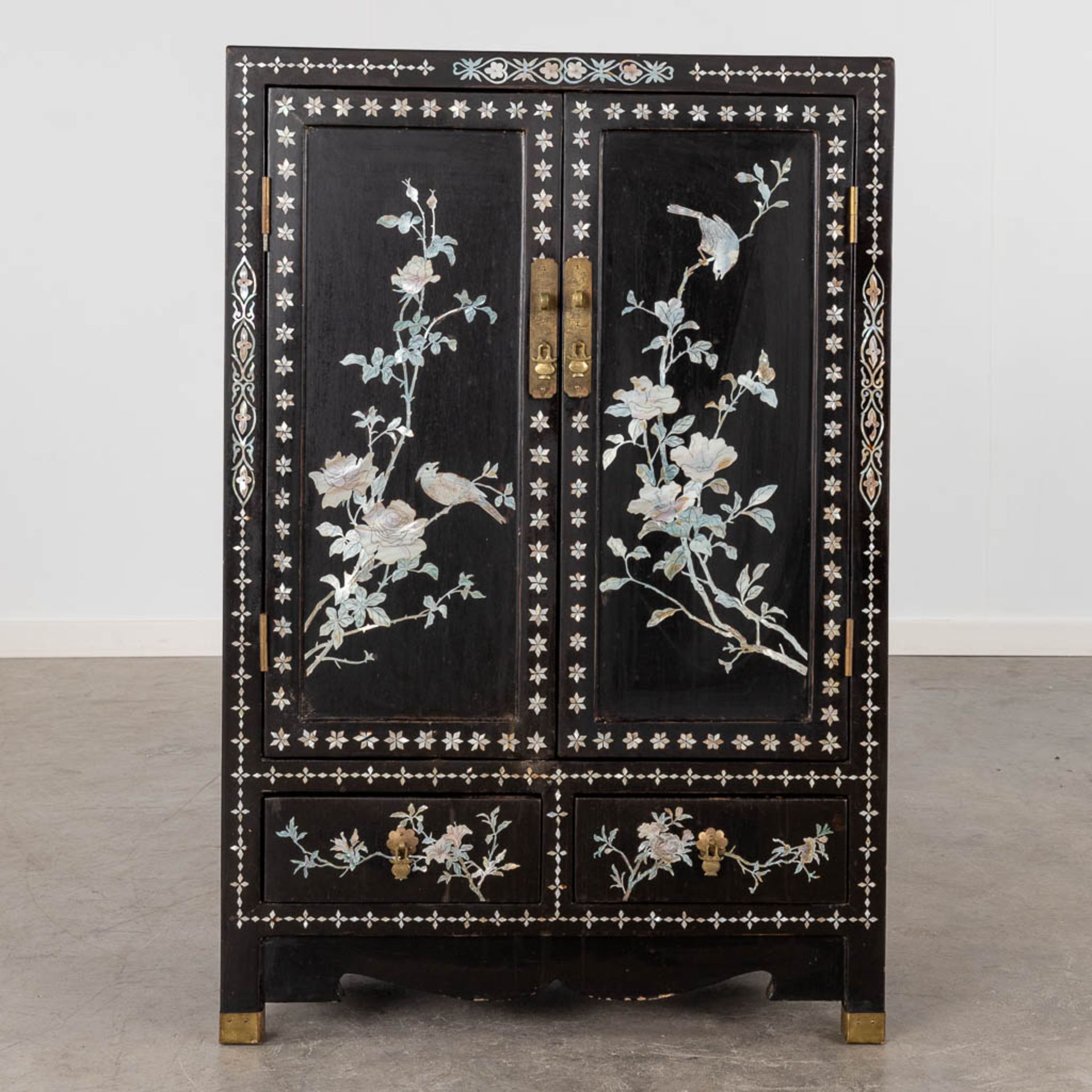 A Chinoiserie cabinet, mother of pearl inlay in ebonised wood. 20th C. (D:31 x W:61 x H:92 cm) - Image 4 of 14