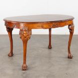 An extendible and oval Chippendale table. (D:95 x W:130 x H:75 cm)
