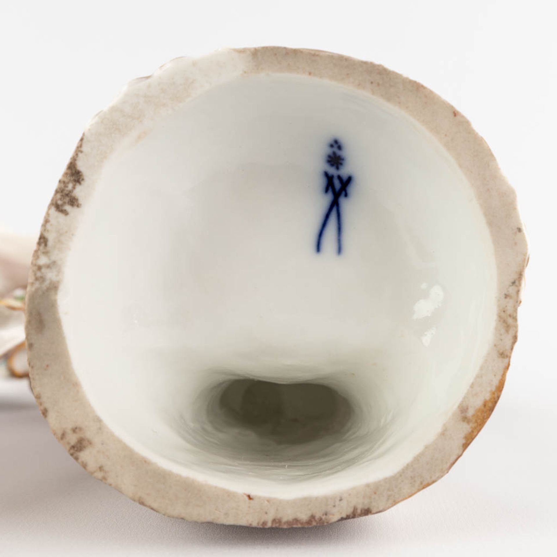 A Noble man and woman, polychrome porcelain with Meissener marks. (H:23 cm) - Bild 7 aus 9