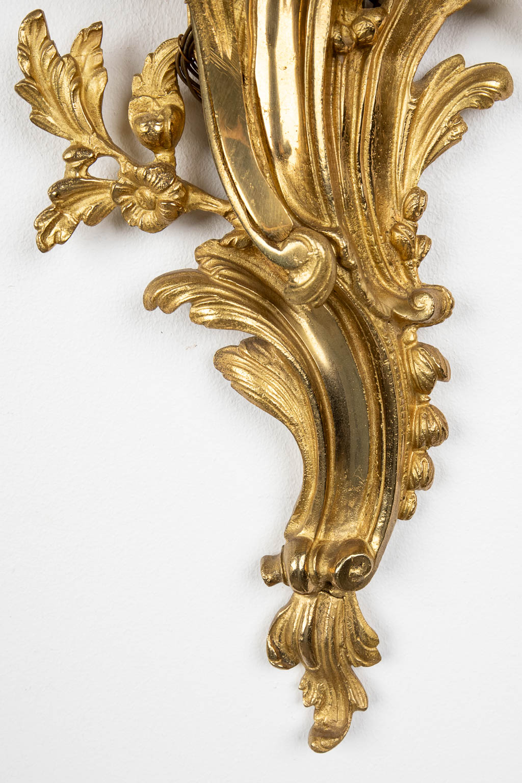 A pair of wall lamps, gilt bronze in Louis XV style. 20th C. (W:35 x H:60 cm) - Bild 5 aus 10